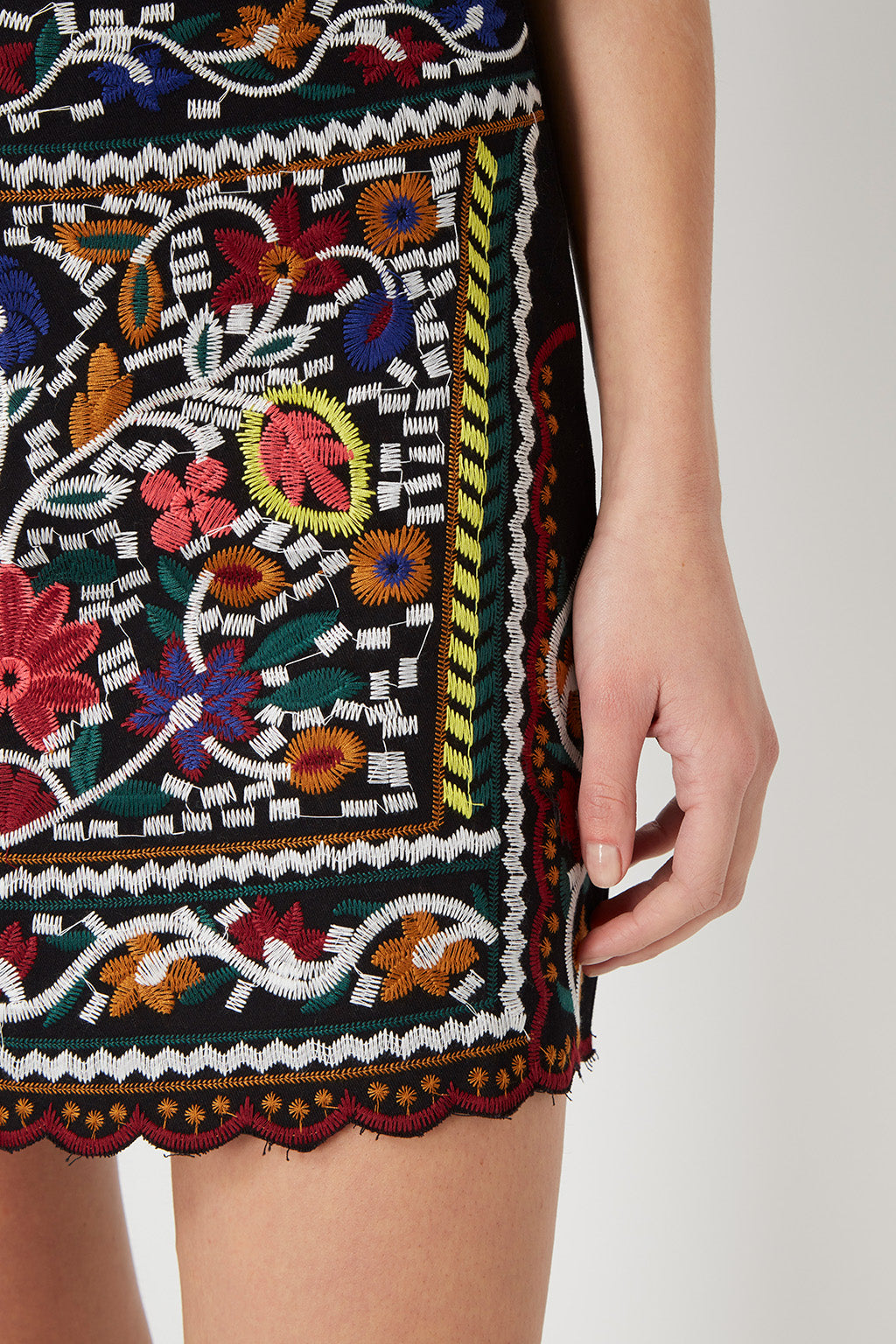 Minifalda bordada mujer, falda corta bohemia, diseño flores multicolor, estilo étnico chic, tejido cómodo, ideal urbano y eventos, color negro, talla L, aporta frescura y versatilidad ✅Entrega 24/48h
