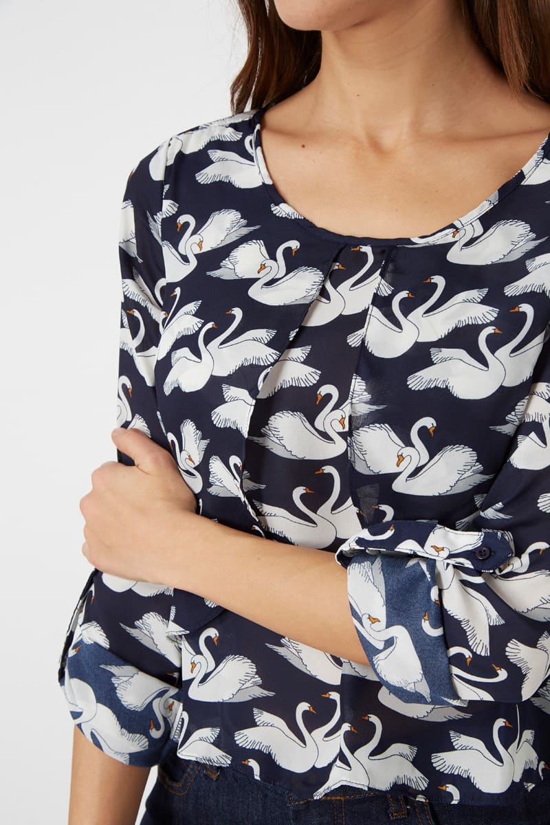 Blusa fluida mujer, camisa ligera estampado cisnes, manga tres cuartos, tejido suave, estilo casual o oficina, azul marino, talla L, fresca y original, combina jeans o faldas, cómoda y versátil ✅Entrega 24/48h