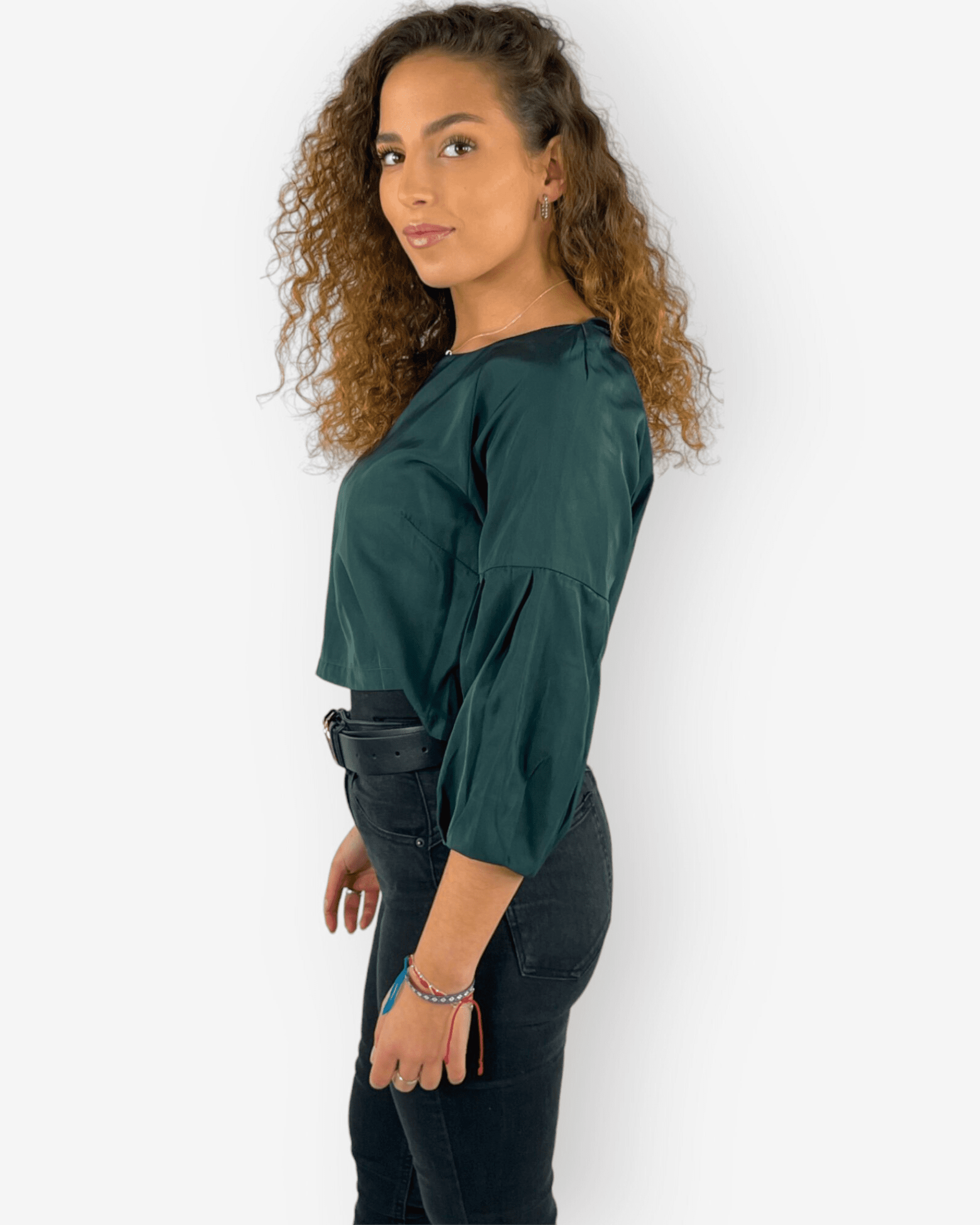 Blusa satinada corta mujer, top elegante manga abullonada, cuello redondo amplio, corte crop, color verde, ligera y versátil, ideal casual o formal, disponible talla 36, estilo moderno, ✅Entrega 24/48h