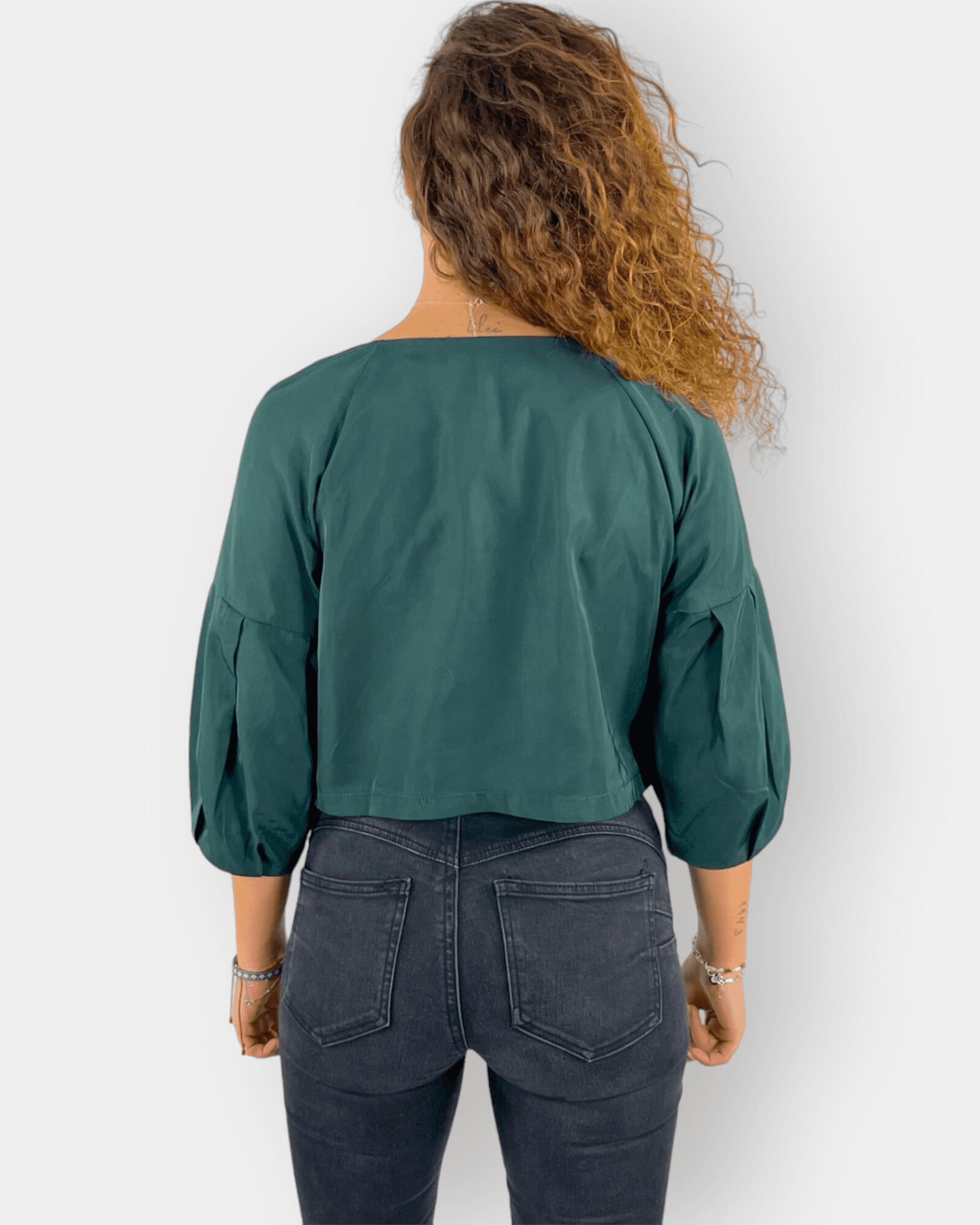 Blusa satinada corta mujer, top elegante manga abullonada, cuello redondo amplio, corte crop, color verde, ligera y versátil, ideal casual o formal, disponible talla 36, estilo moderno, ✅Entrega 24/48h