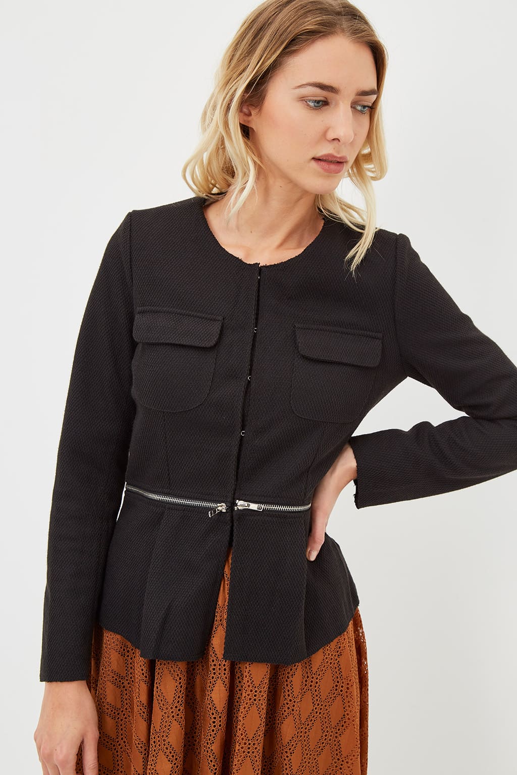 Chaqueta mujer blazer, torera elegante, corte entallado, bolsillos frontales, cremallera decorativa, estilo sofisticado, color negro, talla 36, ideal oficina, urbana, fácil combinar, disponible más colores ✅Entrega 24/48h