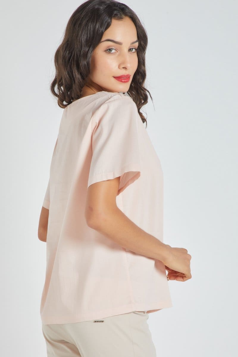Blusa mujer rosa manga corta, solapa, detalles pedrería hombros, elegante casual, tejido ligero, costuras al tono, talla L, ideal oficina y eventos, comodidad y estilo exclusivo ✅Entrega 24/48h
