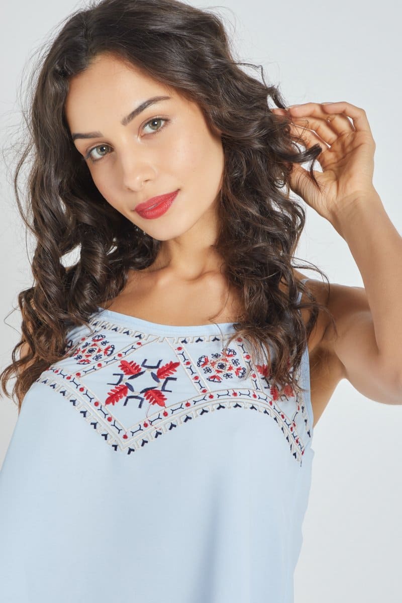 Blusa top fluido doble capa mujer, bordado delantero, tirantes finos, modelo Sinty SI-160053, estilo casual elegante, color azul claro, talla 36, fresco, cómodo, ideal verano, outfit diario, ✅Entrega 24/48h