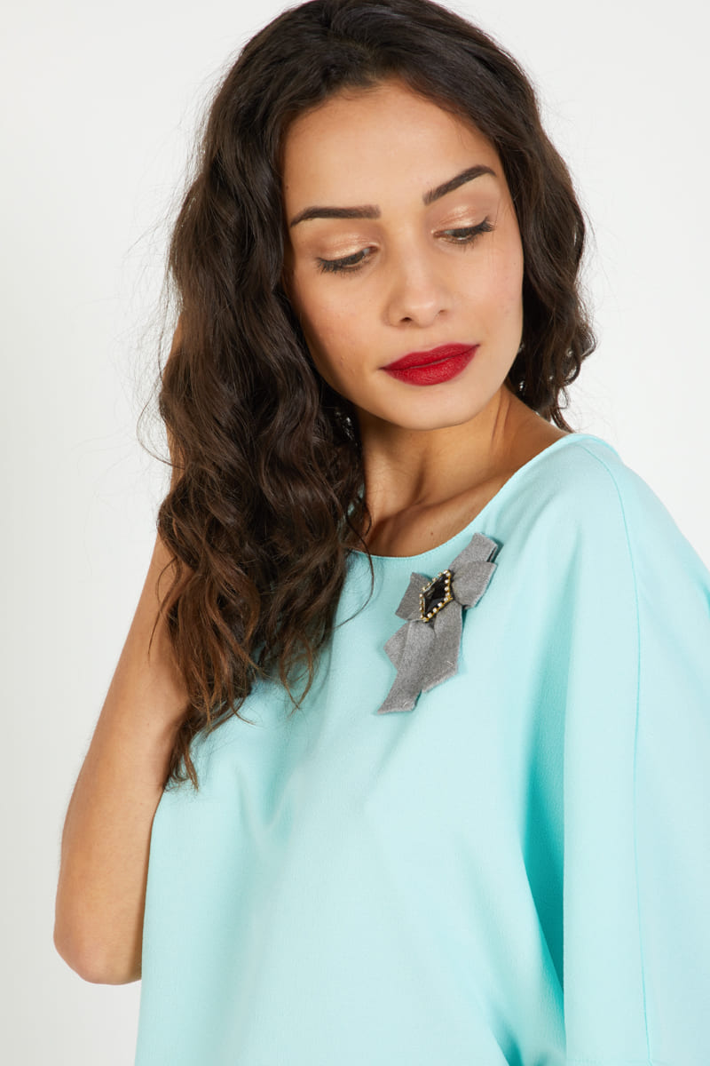 Blusa mujer manga corta fashion, diseño detalle flores pecho, modelo Sinty SI-180037, cuello redondo, cierre lágrima botón, corte recto, cómoda y fresca, color verde, talla L disponible ✅Entrega 24/48h