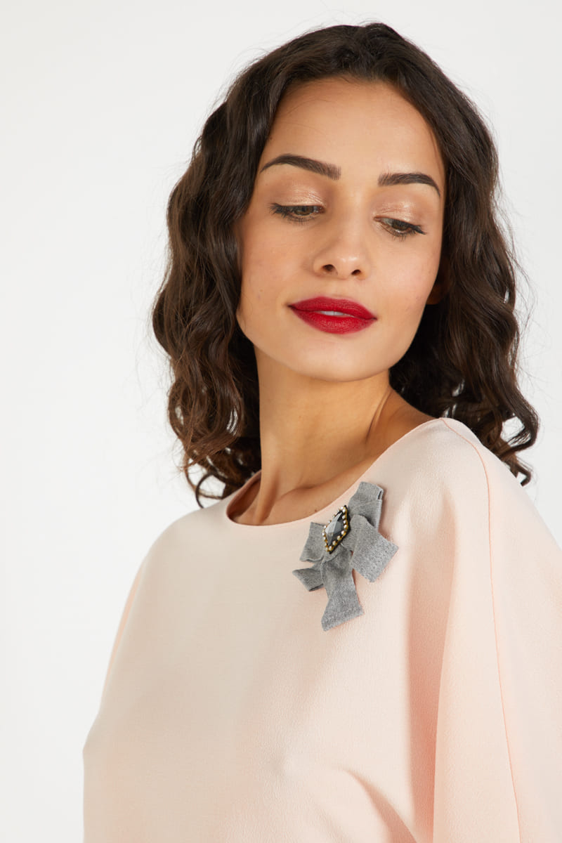 Blusa elegante mujer, top manga murciélago holgada, detalle flor hombro, estilo casual oficina, tela ligera tacto suave, color rosa claro, talla L, outfit femenino ideal primavera-verano ✅Entrega 24/48h