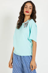 Blusa mujer manga corta fashion, diseño detalle flores pecho, modelo Sinty SI-180037, cuello redondo, cierre lágrima botón, corte recto, cómoda y fresca, color verde, talla L disponible ✅Entrega 24/48h