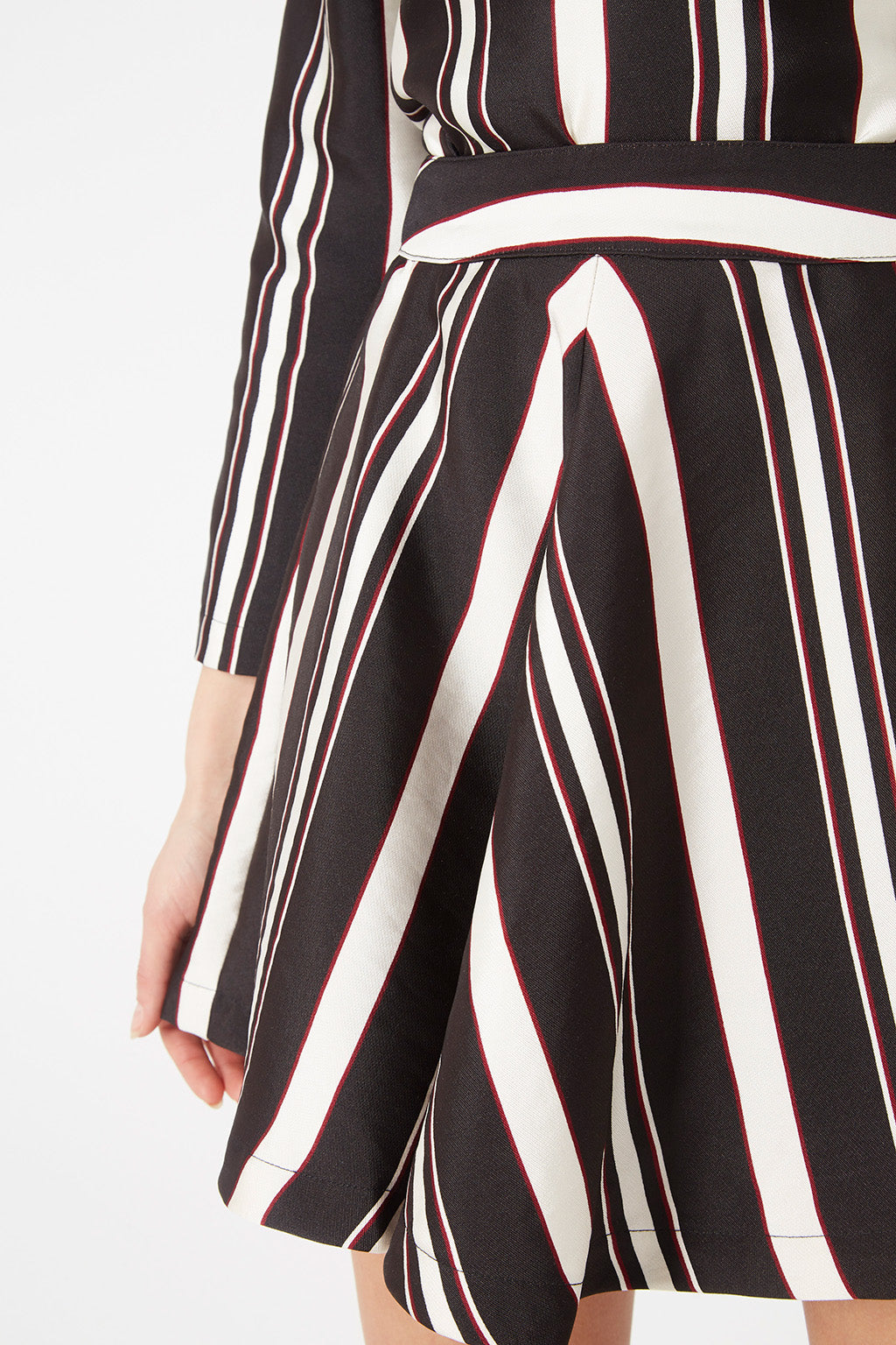 Falda corta mujer, minifalda evasé, rayas verticales moda juvenil, elegante otoño invierno, colores negro blanco rosa, tejido ligero cómodo, estilo urbano oficina, talla L, tendencia fashion ✅Entrega 24/48h
