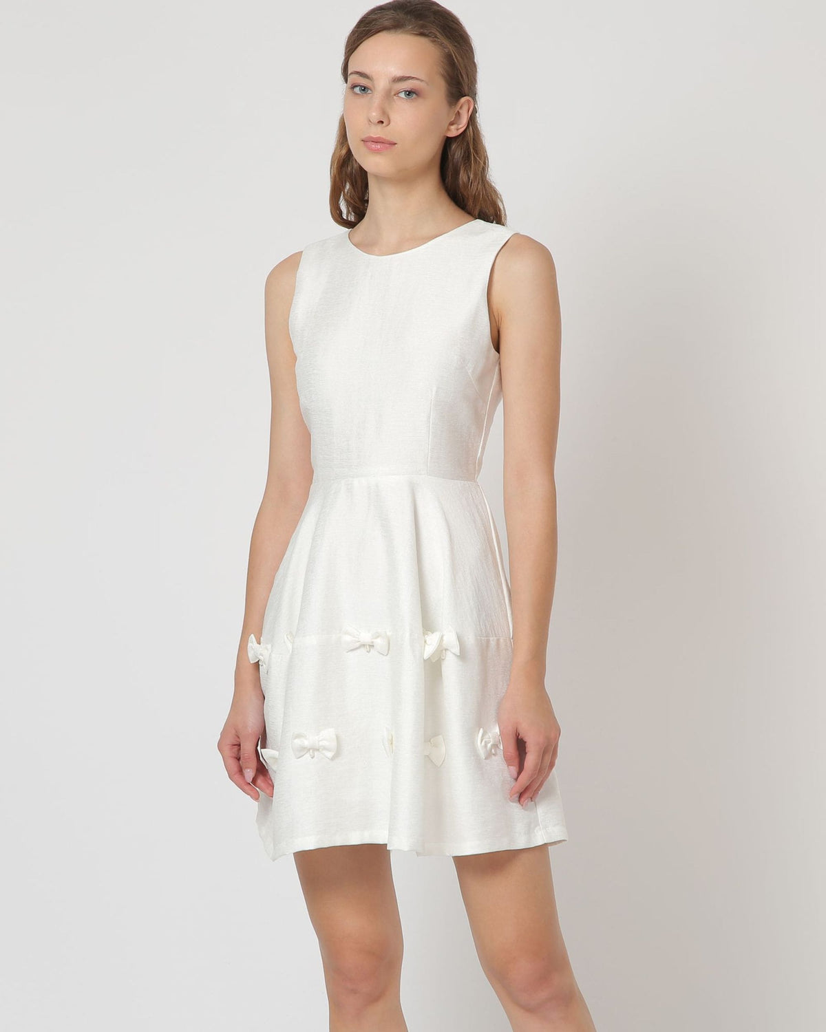 Vestido mujer corto evasé sin mangas blanco Sinty SI-180079, escote redondo, lazos decorativos, cierre cremallera, forro interior, elegante, versátil, talla 36, ideal eventos, cómodo ✅Entrega 24/48h