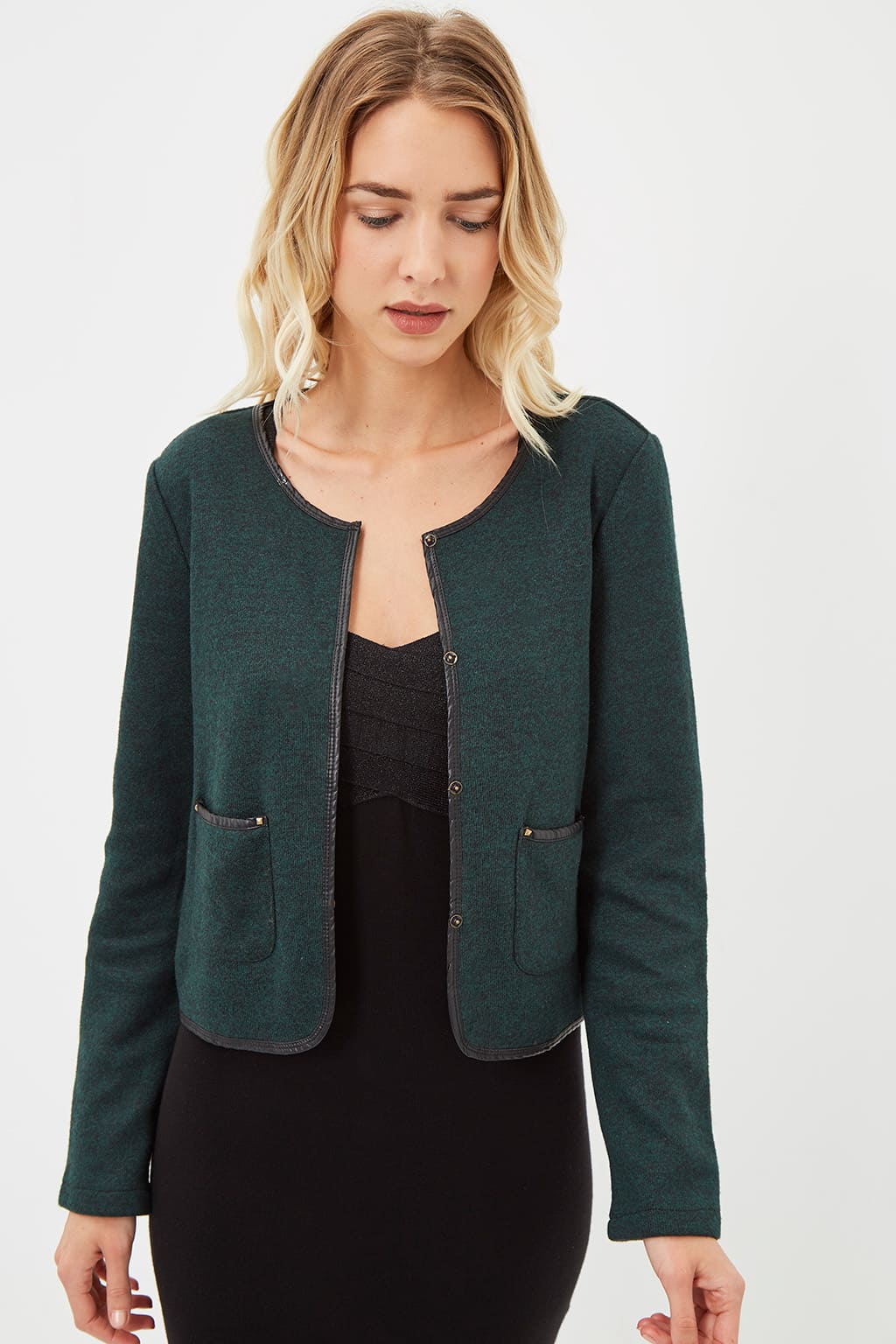 Chaqueta mujer, tipo blazer, jaspeada, manga larga, cuello redondo, bolsillos delanteros, cierres automáticos, estilo casual elegante, disponible talla 36, color verde oscuro, ideal entretiempo, cómoda y versátil ✅Entrega 24/48h