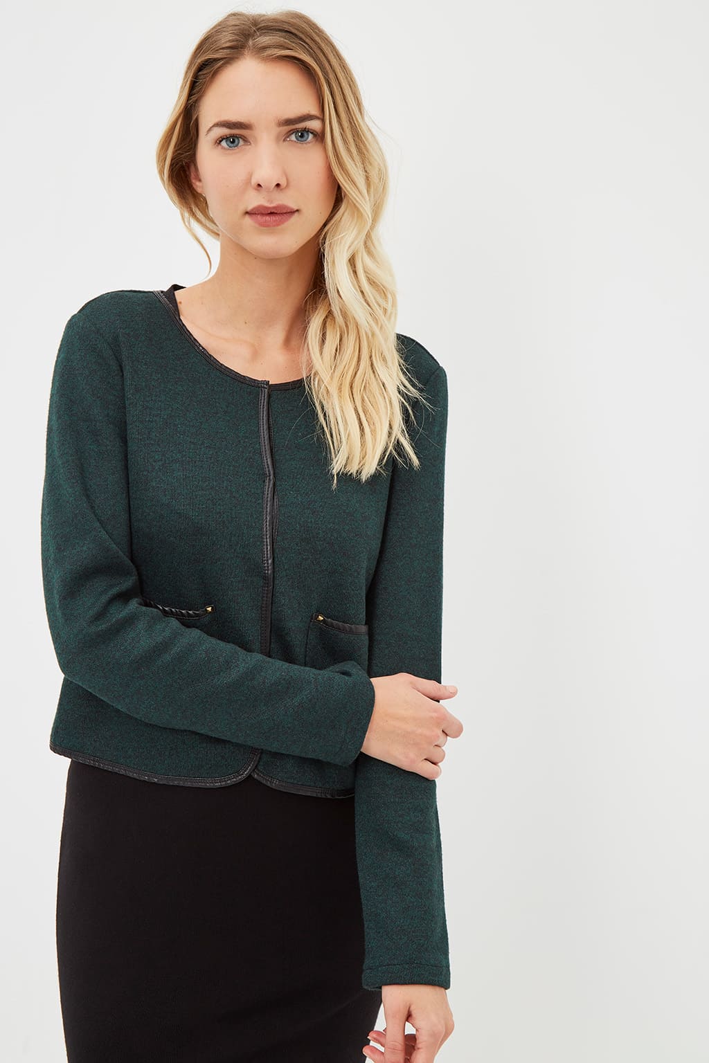 Chaqueta mujer, tipo blazer, jaspeada, manga larga, cuello redondo, bolsillos delanteros, cierres automáticos, estilo casual elegante, disponible talla 36, color verde oscuro, ideal entretiempo, cómoda y versátil ✅Entrega 24/48h