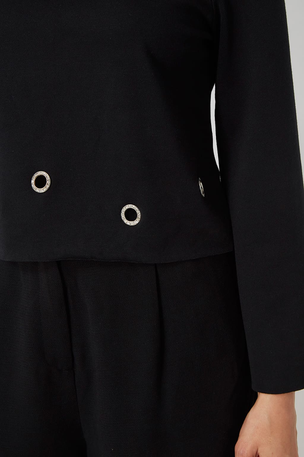 Jersey fino mujer, blusa manga larga, diseño cuello barco, detalles orificios metálicos, estilo moderno, corte recto, talla 36, color negro, cómodo y versátil, ideal oficina y casual ✅Entrega 24/48h