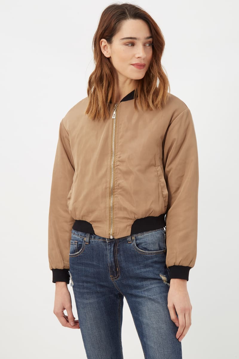 Chaqueta cazadora mujer bomber sintética efecto satinado modelo SI-260149, manga larga, cierre cremallera, forro acolchado, bolsillos laterales, color camel, talla 36, versátil y cómoda ✅Entrega 24/48h