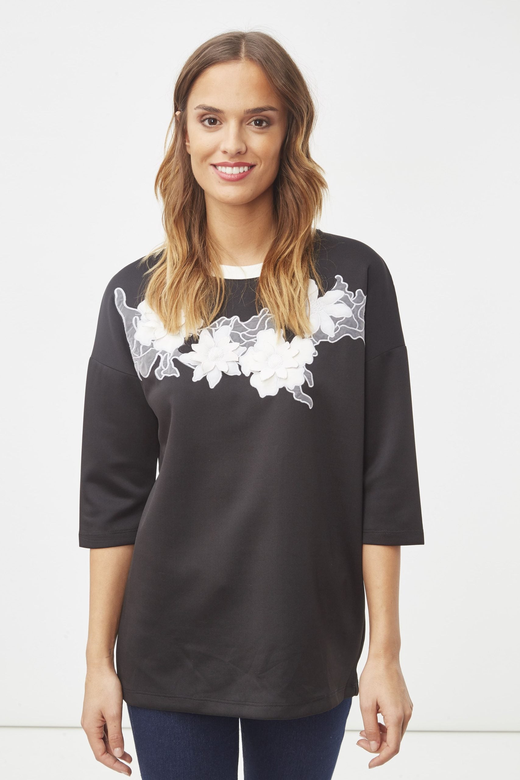 Blusa mujer manga tres cuartos, top femenino flores bordadas en relieve, elegante y ligera, ideal outfits casual oficina, color negro, talla 36, look versátil y cómodo. Varias opciones colores. ✅Entrega 24/48h