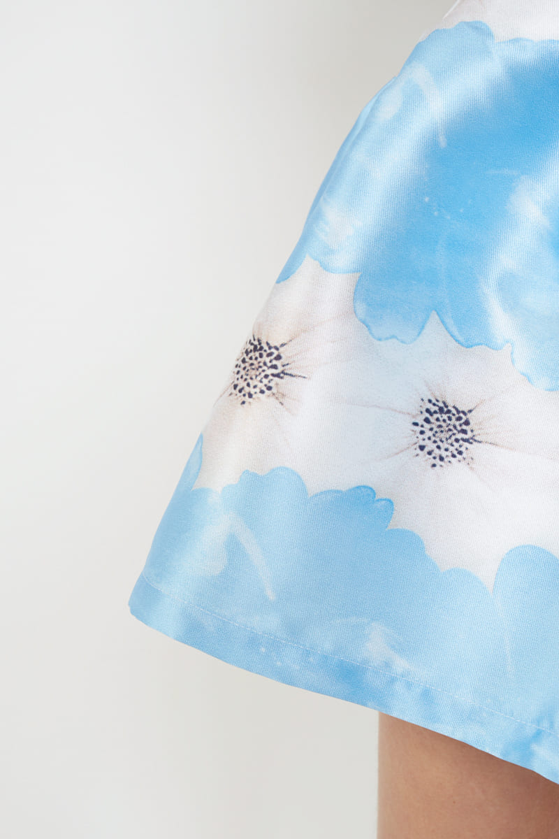Falda mini satinada, skirt, outfit, diseño estampado floral, cierre botón y cremallera, tela suave, estilo elegante versátil, corte mini, color azul, talla L, cómoda, ideal ocasiones especiales ✅Entrega 24/48h
