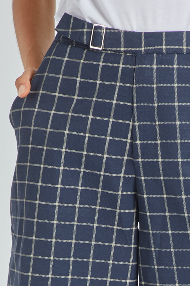 Bermuda mujer elegante cuadros, short largo tiro alto, modelo moderno corte recto, con bolsillos laterales, azul marino, talla L, look sofisticado y cómodo, ideal oficina y urbano, disponibles otros colores neutros, ✅Entrega 24/48h