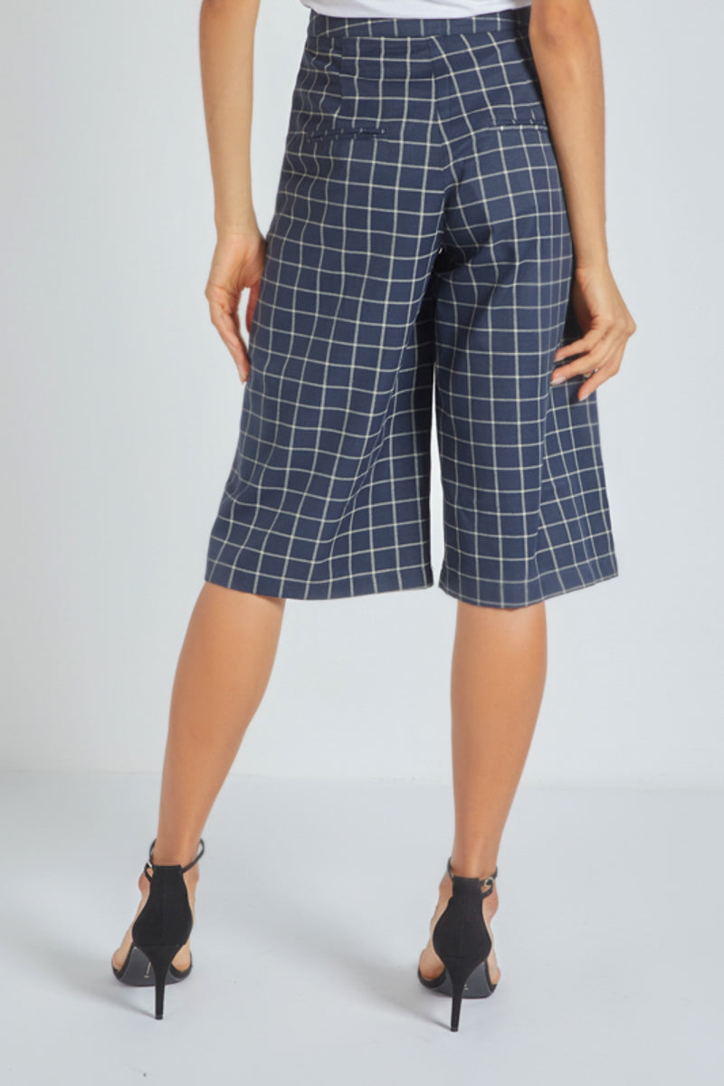 Bermuda mujer elegante cuadros, short largo tiro alto, modelo moderno corte recto, con bolsillos laterales, azul marino, talla L, look sofisticado y cómodo, ideal oficina y urbano, disponibles otros colores neutros, ✅Entrega 24/48h
