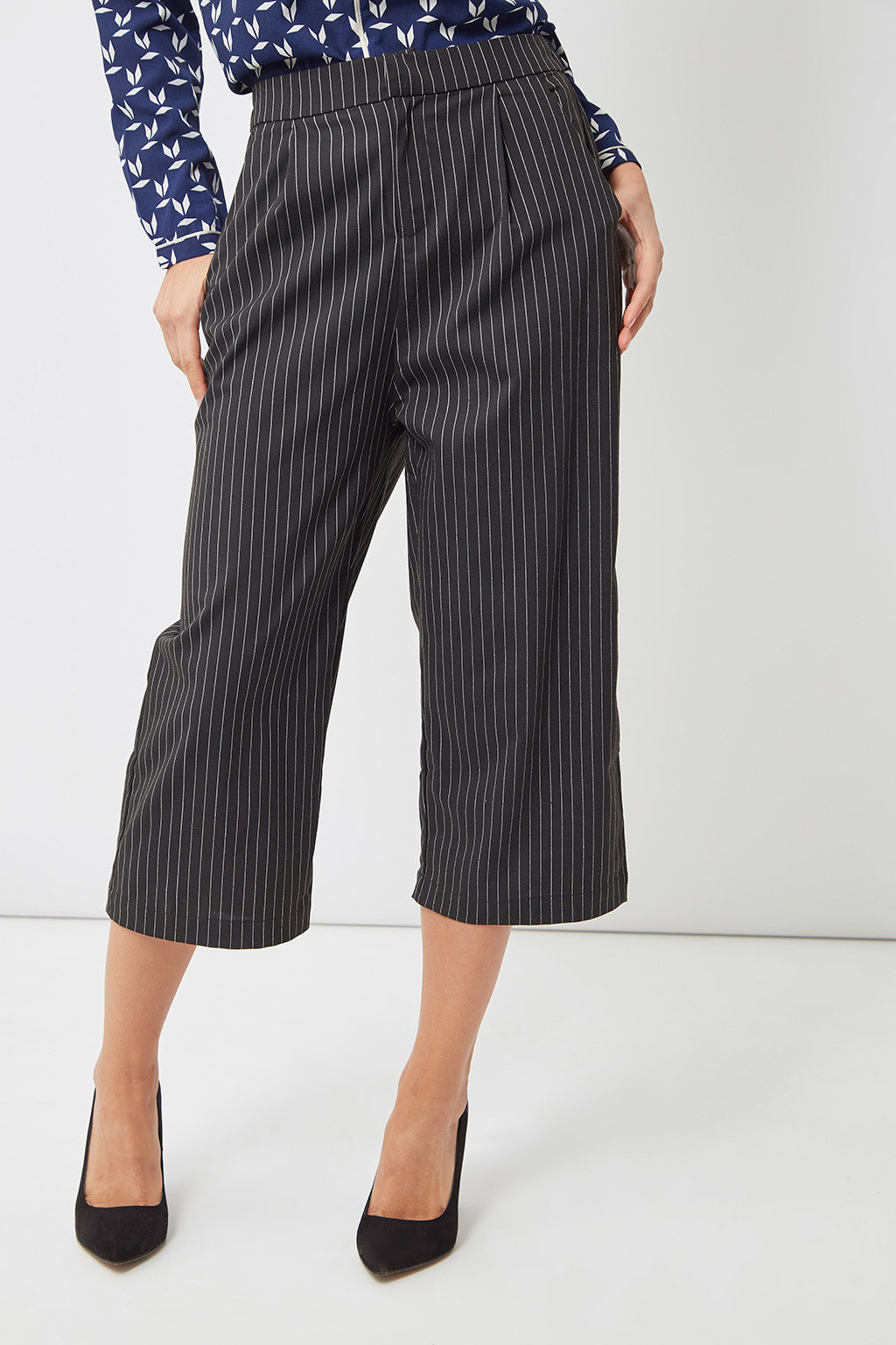 Pantalón culotte mujer, pantalón fluido, outfit elegante, rayas verticales, cintura media, bolsillos laterales, cierre cremallera, suave, cómodo, versátil, color negro, talla S ✅Entrega 24/48h