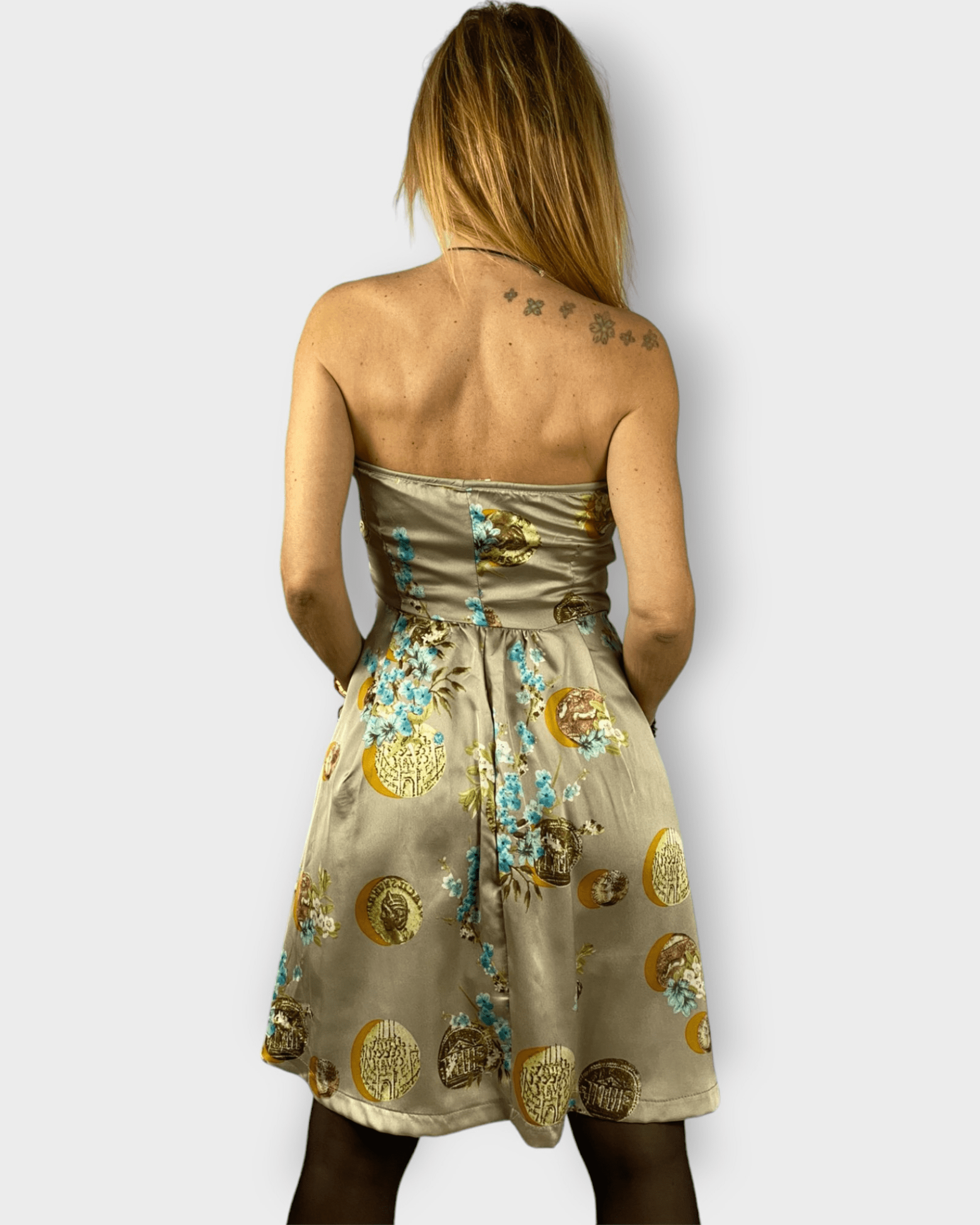 Vestido strapless satinado floral elegante primavera verano, vestido mujer, dress, outfit, tejido liso suave, estampado flores dorado azul, realza tu figura, cómodo, ideal eventos cena, talla S, look sofisticado ✅Entrega 24/48h