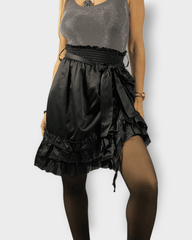 Falda mini satinada elegante, skirt, diseño lazo desmontable, volantes, ajuste elástico, detalle trabillas, tela ligera, color negro, talla única, estilo versátil para fiesta o diario, fácil de combinar ✅Entrega 24/48h