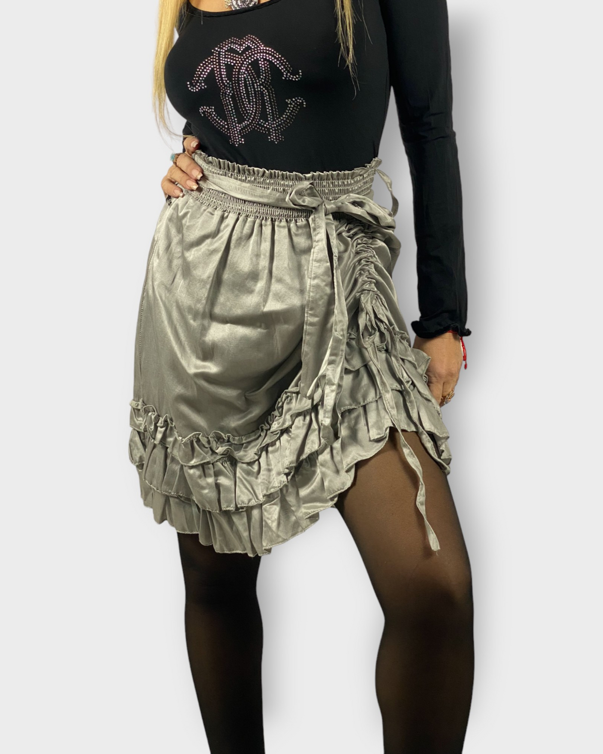 Falda satinada mini skirt modelo SI-999999 cintura elástica ajustable, lazo desmontable, volantes, trabillas, diseño moderno y femenino, talla única, tejido suave y cómodo, color plateado ✅Entrega 24/48h