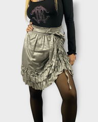 Falda satinada mini skirt modelo SI-999999 cintura elástica ajustable, lazo desmontable, volantes, trabillas, diseño moderno y femenino, talla única, tejido suave y cómodo, color plateado ✅Entrega 24/48h