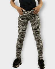 Pantalón skinny mujer, leggins ajustados, tiro alto, estampado tribal geométrico, bolsillos laterales, look casual urbano, tejido suave, color negro y beige, talla 36, cómodo y moderno ✅Entrega 24/48h