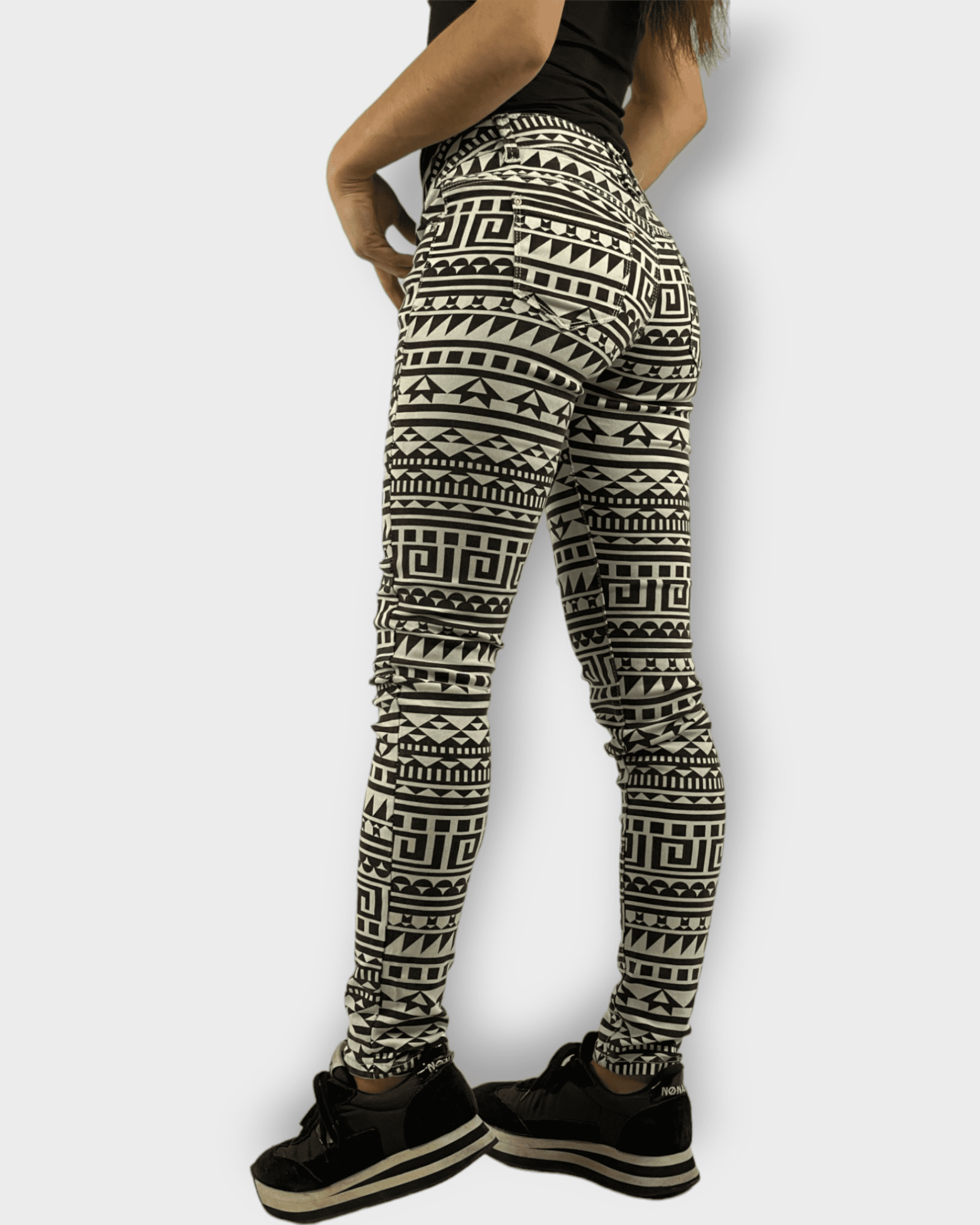 Pantalón skinny mujer, leggins ajustados, tiro alto, estampado tribal geométrico, bolsillos laterales, look casual urbano, tejido suave, color negro y beige, talla 36, cómodo y moderno ✅Entrega 24/48h