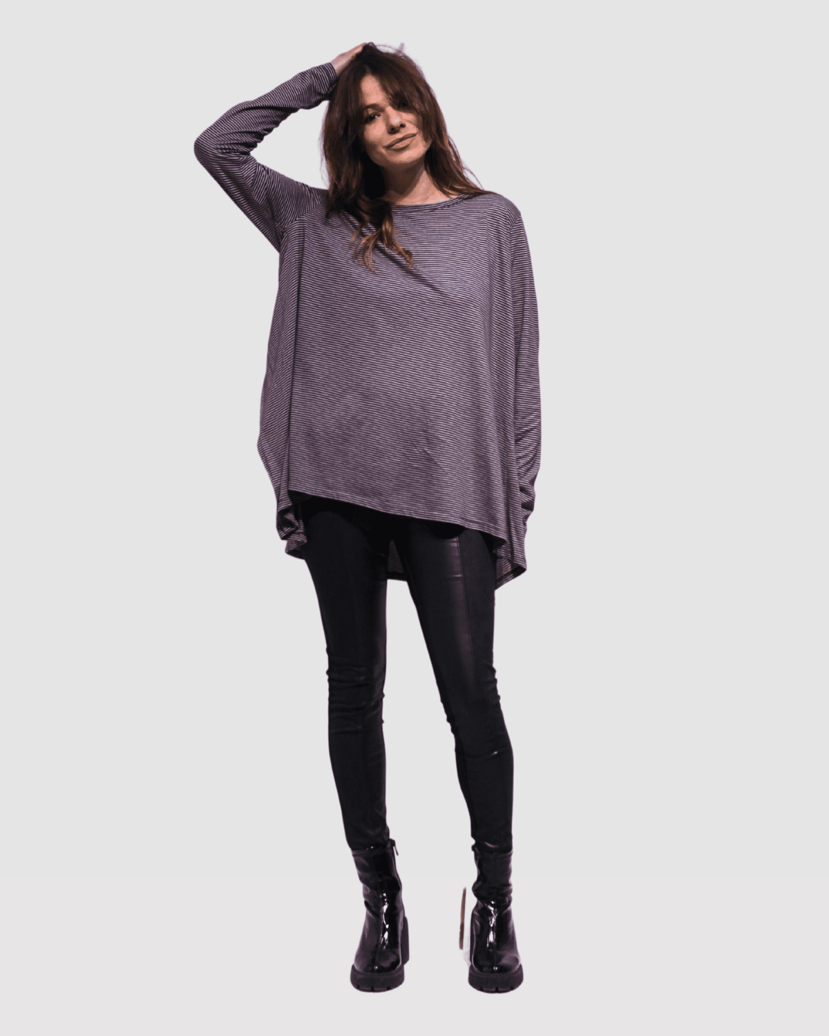 Blusa holgada femenina, top manga larga, diseño rayas asimétrico, tela ligera, estilo casual urbano, corte oversize, color gris, talla S, cómoda, combina jeans o leggings, versátil oficina y diario ✅Entrega 24/48h