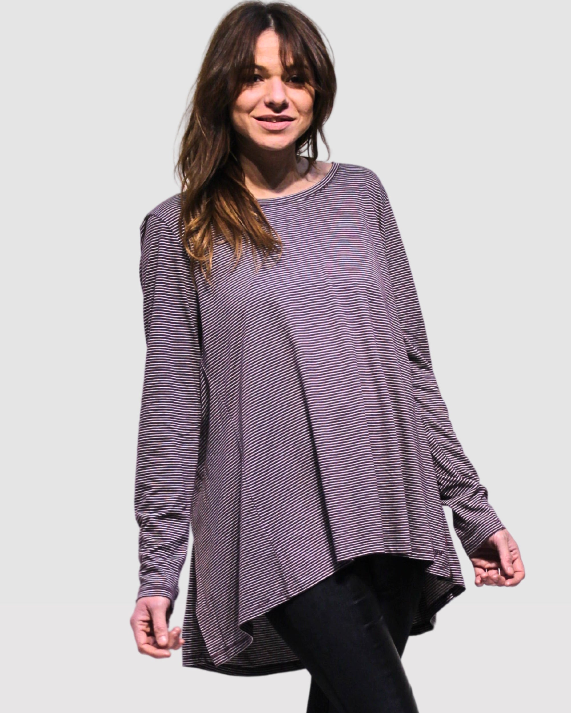 Blusa holgada femenina, top manga larga, diseño rayas asimétrico, tela ligera, estilo casual urbano, corte oversize, color gris, talla S, cómoda, combina jeans o leggings, versátil oficina y diario ✅Entrega 24/48h