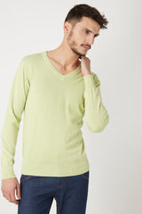 Jersey hombre lana mixta, suéter cuello pico, manga larga, puños y cintura canalé, color verde claro, cómodo, versátil, ideal entretiempo, talla L disponible, excelente ajuste, tejido suave, moderno ✅Entrega 24/48h