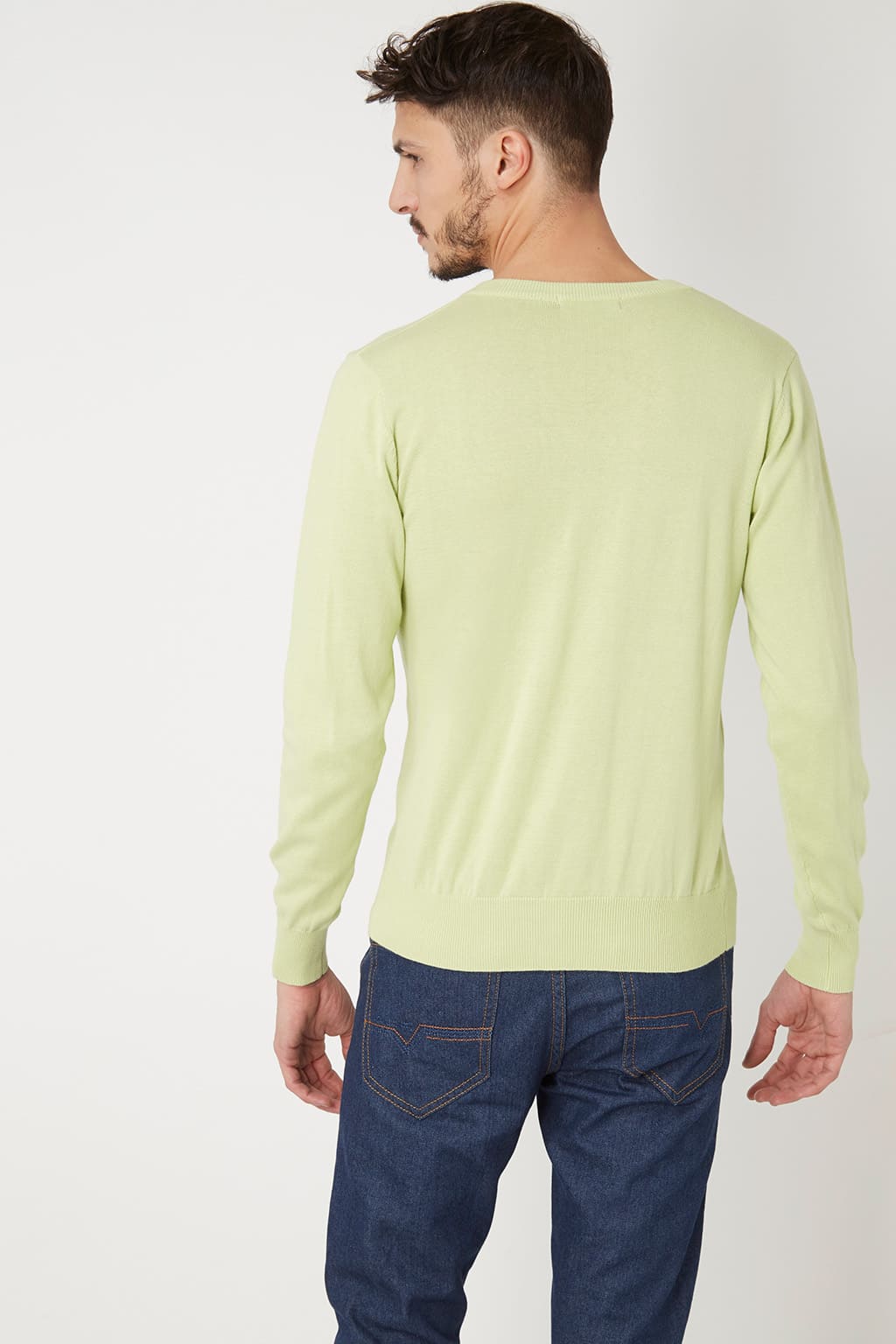 Jersey hombre lana mixta, suéter cuello pico, manga larga, puños y cintura canalé, color verde claro, cómodo, versátil, ideal entretiempo, talla L disponible, excelente ajuste, tejido suave, moderno ✅Entrega 24/48h
