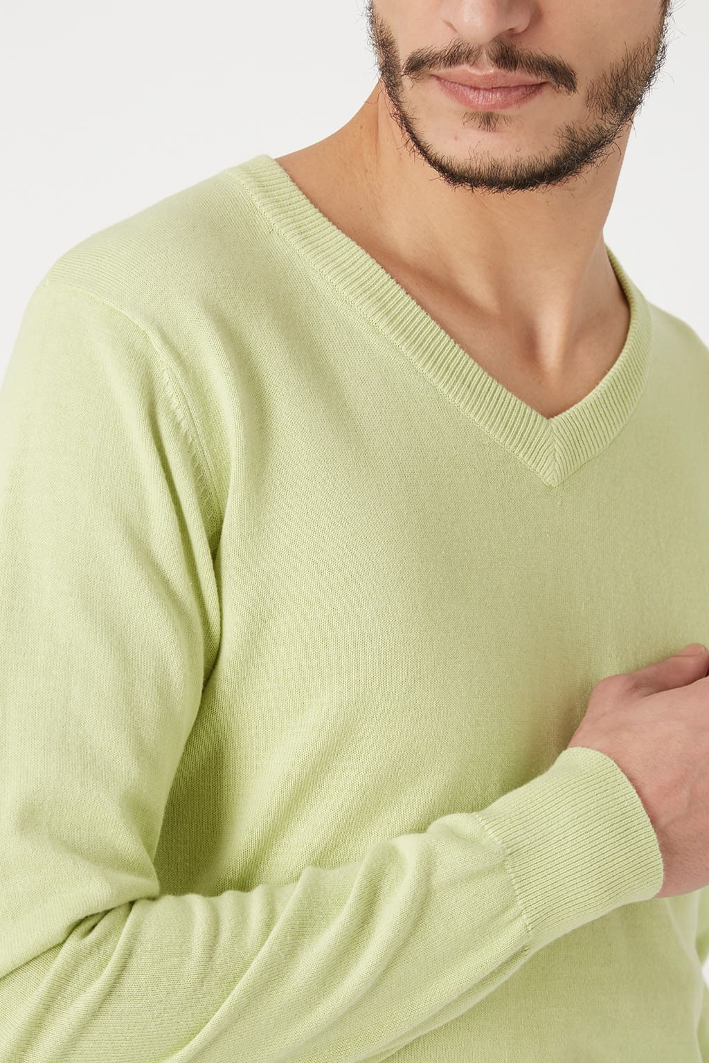 Jersey hombre lana mixta, suéter cuello pico, manga larga, puños y cintura canalé, color verde claro, cómodo, versátil, ideal entretiempo, talla L disponible, excelente ajuste, tejido suave, moderno ✅Entrega 24/48h