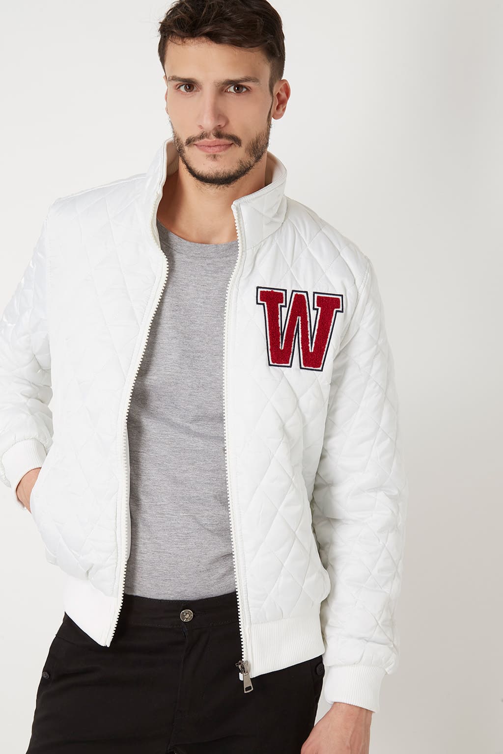 Chaqueta acolchada hombre, bomber, abrigo ligero, cuello alto, manga larga, diseño con inicial, bolsillos, cierre cremallera, acabado canalé, poliéster, color blanco, talla L, cómoda y versátil ✅Entrega 24/48h
