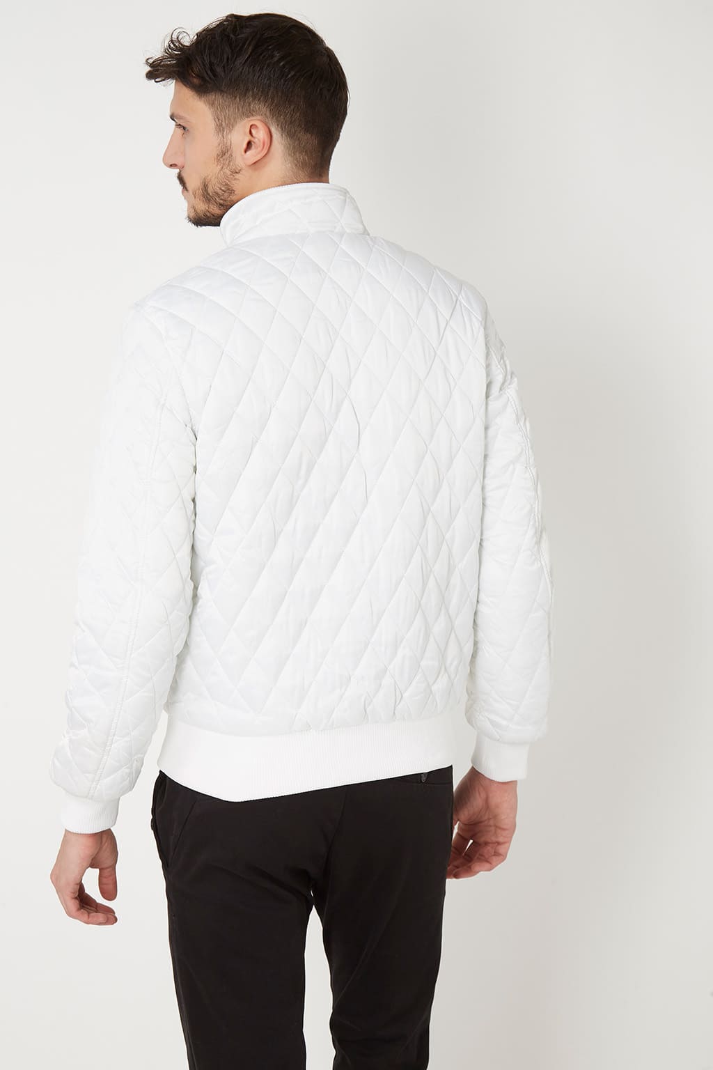 Chaqueta acolchada hombre, bomber, abrigo ligero, cuello alto, manga larga, diseño con inicial, bolsillos, cierre cremallera, acabado canalé, poliéster, color blanco, talla L, cómoda y versátil ✅Entrega 24/48h
