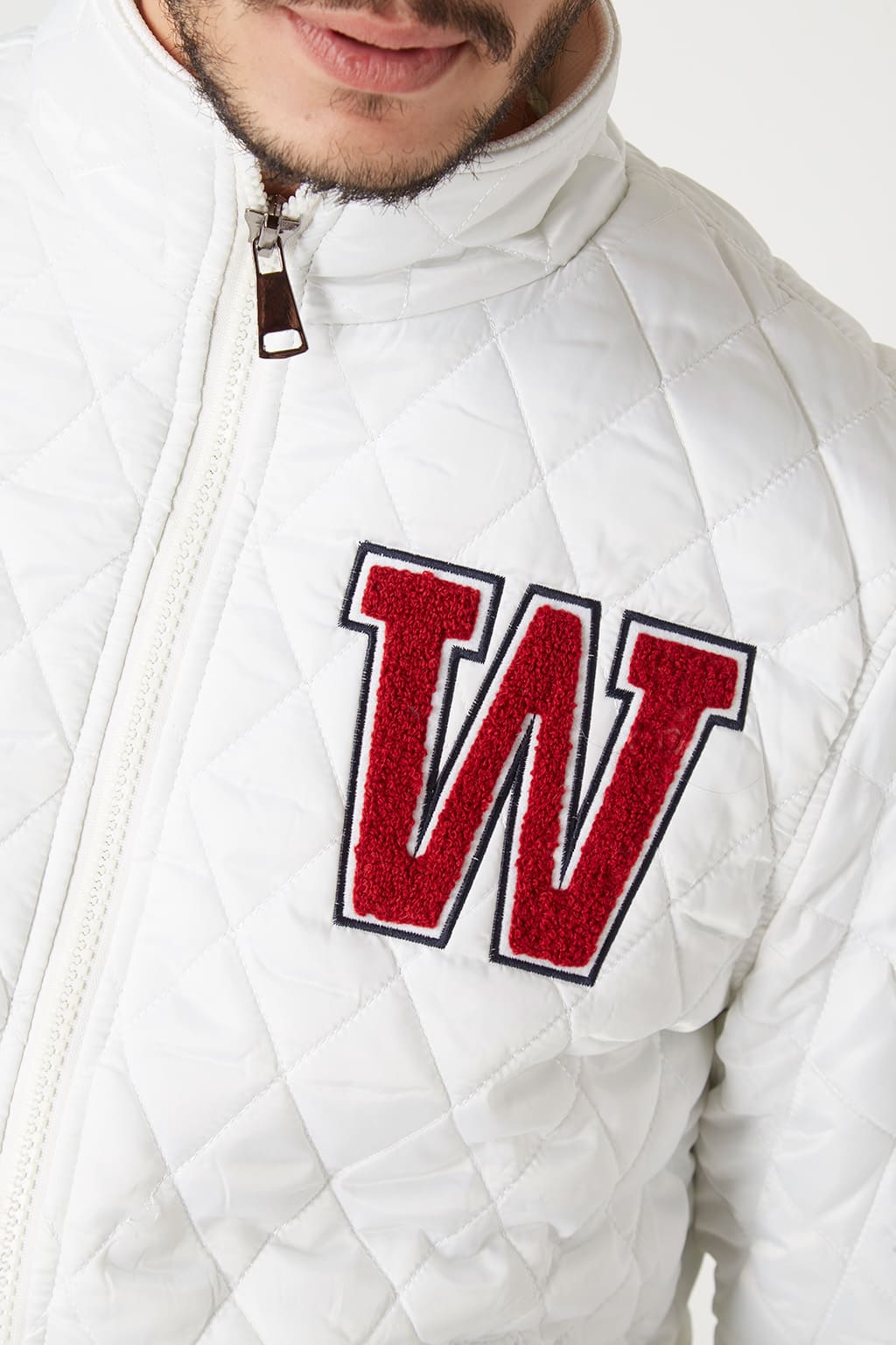 Chaqueta acolchada hombre, bomber, abrigo ligero, cuello alto, manga larga, diseño con inicial, bolsillos, cierre cremallera, acabado canalé, poliéster, color blanco, talla L, cómoda y versátil ✅Entrega 24/48h
