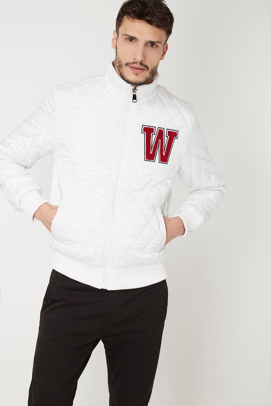 Chaqueta acolchada hombre, bomber, abrigo ligero, cuello alto, manga larga, diseño con inicial, bolsillos, cierre cremallera, acabado canalé, poliéster, color blanco, talla L, cómoda y versátil ✅Entrega 24/48h