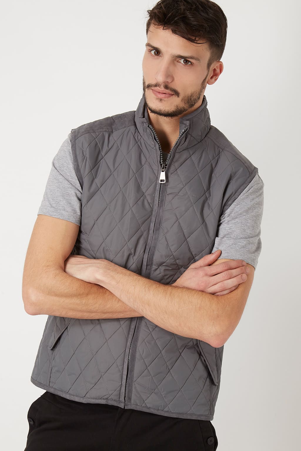 Chaleco acolchado, abrigo, chaqueta, cuello alto, bolsillos con botón, cierre cremallera, diseño texturizado, poliéster, corte regular, estilo casual, color gris, talla L, cómodo y versátil, ideal entretiempo ✅Entrega 24/48h