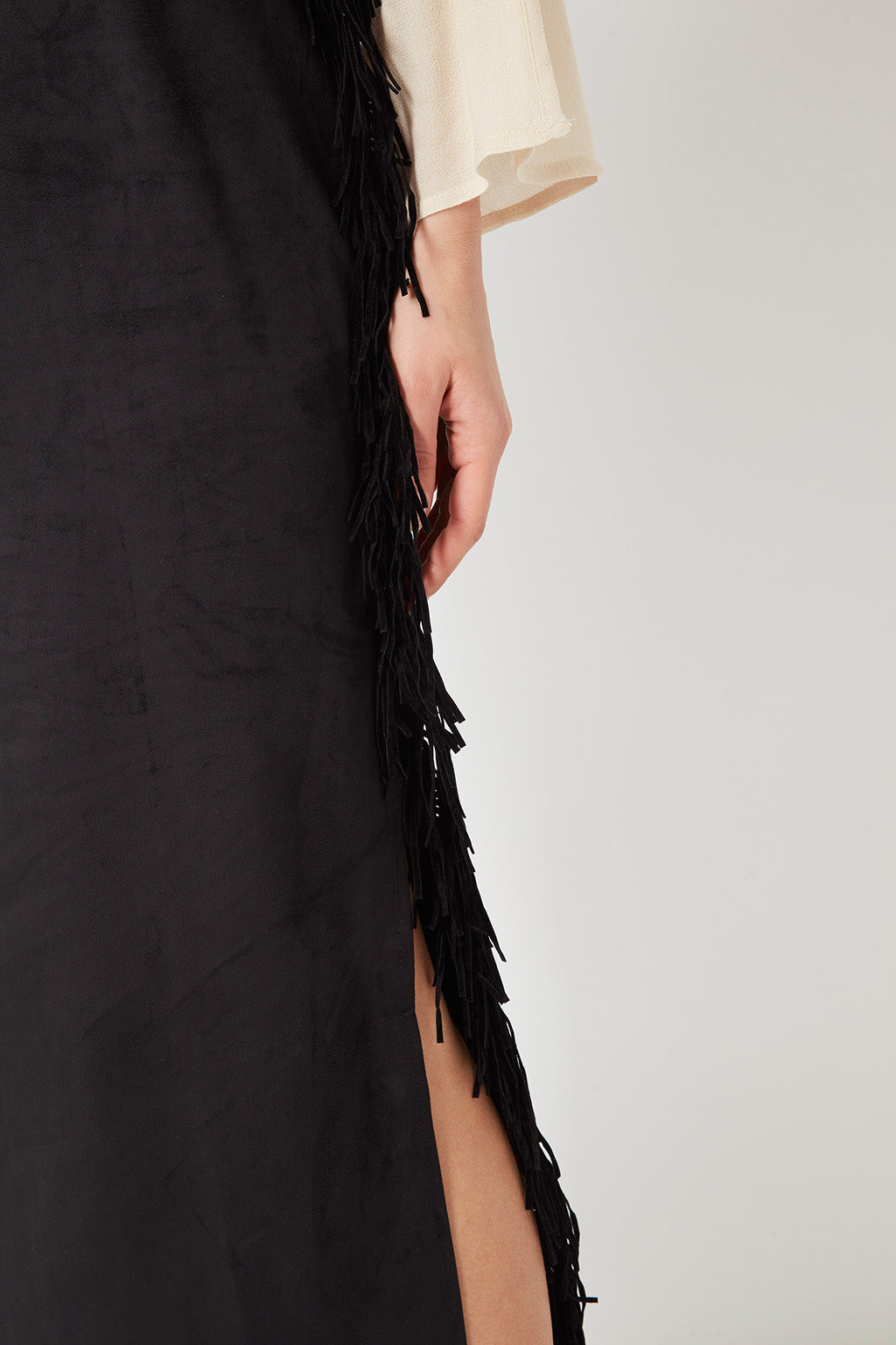 Falda midi negra mujer, efecto nobuk, diseño flecos decorativos, abertura lateral, cintura elástica, cierre cremallera, estilo elegante cómodo versátil, talla 36 disponible ✅Entrega 24/48h