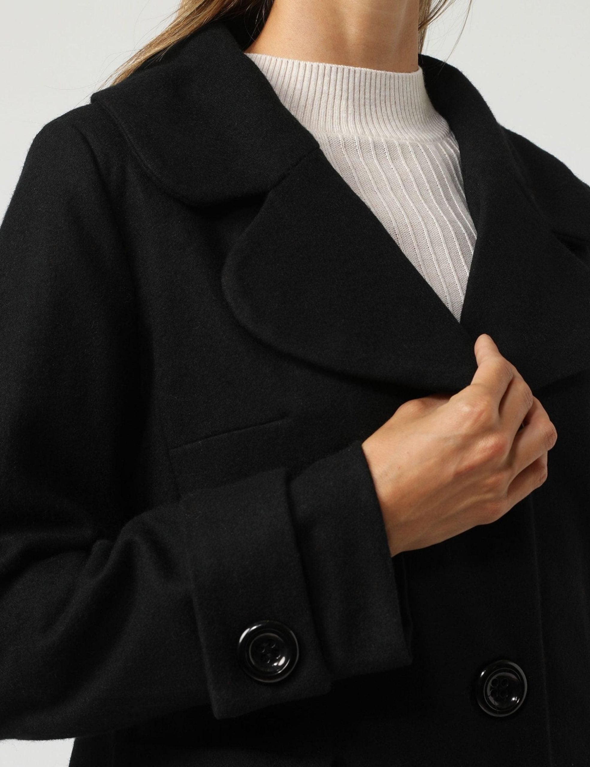 Chaqueta corta mujer blazer elegante tipo americana solapa clásica, botones grandes, bolsillos laterales, tela suave color negro, estilo moderno, talla 36, sofisticada y versátil. ✅Entrega 24/48h